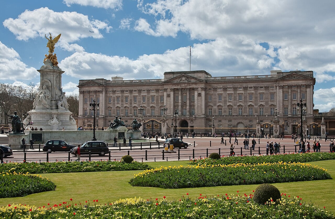 London: Buckingham Palace to Trafalgar Square
