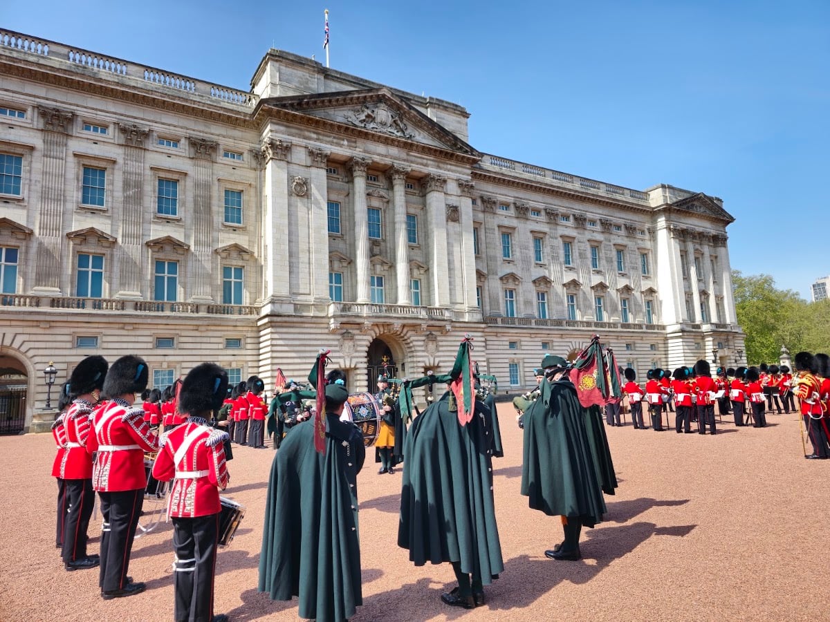 London: Buckingham Palace to Trafalgar Square